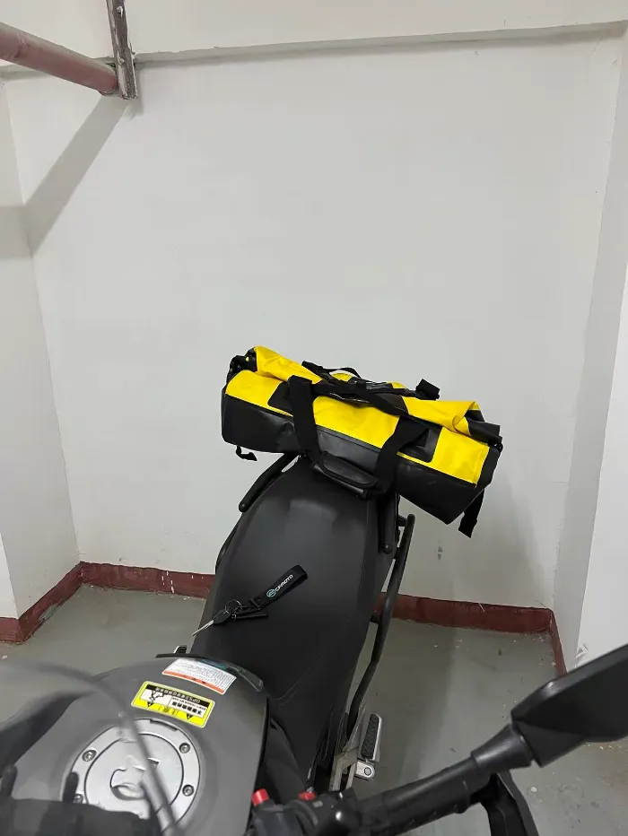 Kako prevažati prtljago na motociklu brez prtljažnika